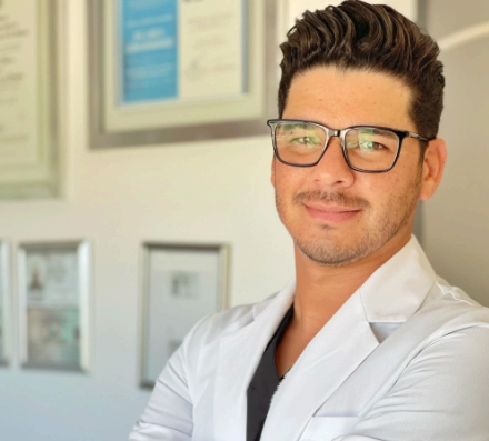 Dr. Luis León
